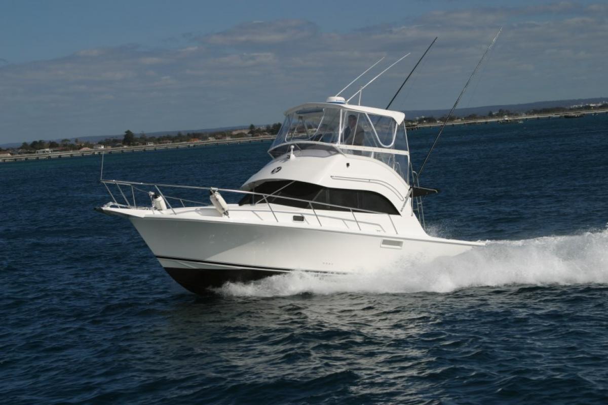 C32 FLYBRIDGE CRUISER